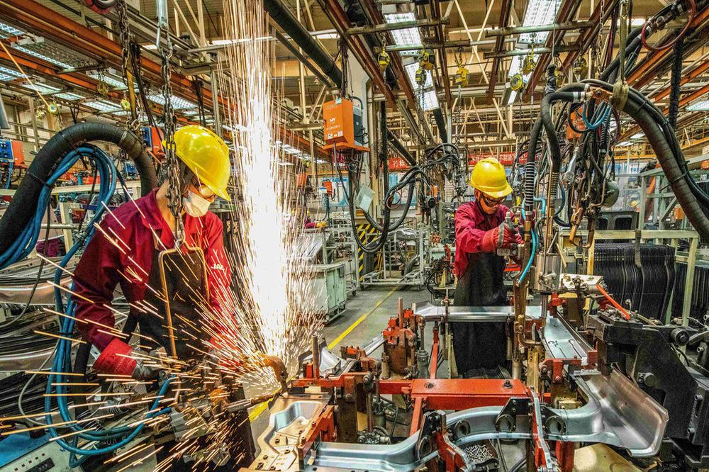 Iran’s Economy Contracts for the Second Consecutive Month